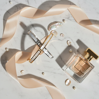 Bangle armband parelmoer flat lay luxe