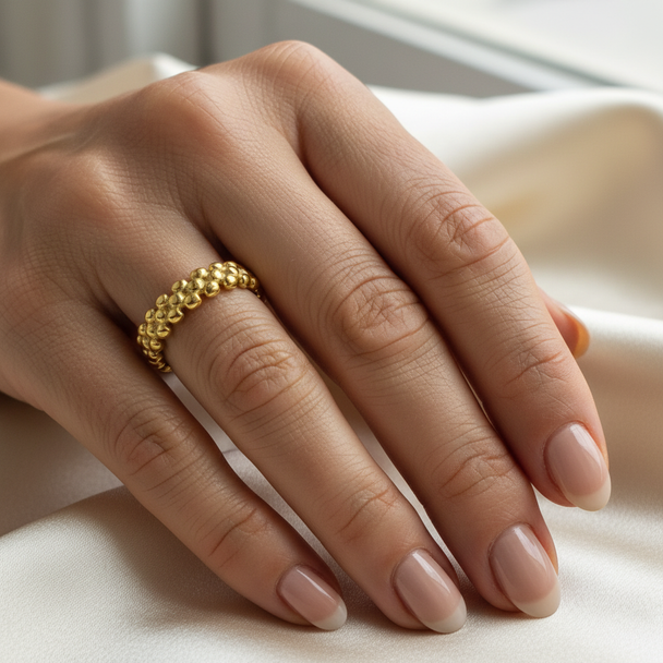 Model draagt dubbele bolletjesring goud