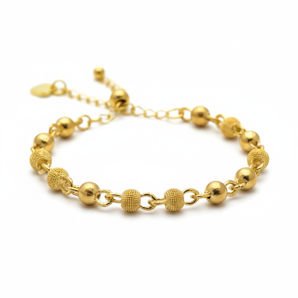 Close-up gouden bolletjes armband detail