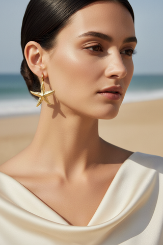 Model portret met gouden zeester creool oorbellen - paar