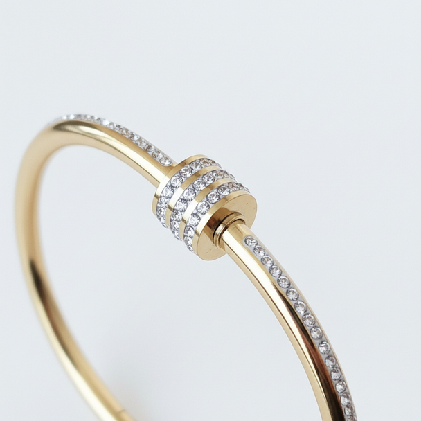 Gouden nagel bangle armband close-up detail