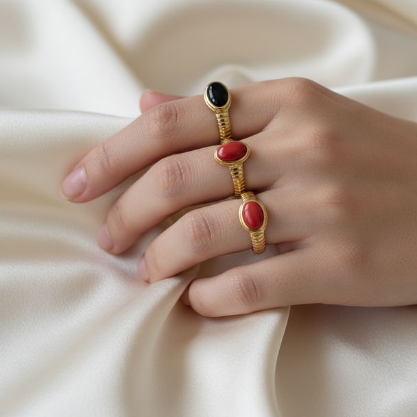 Model draagt alle 3 retro ring kleuren