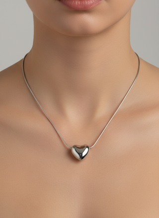 Hartjes joker ketting zilverkleur op model