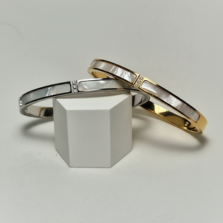 Bangle armband parelmoer studio foto beide kleuren