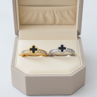 Beide kleuren klavervier ringen in luxe sieradendoos