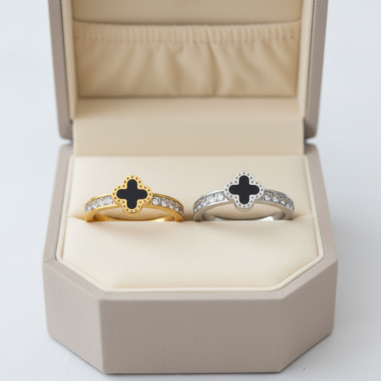 Beide kleuren klavervier ringen in luxe sieradendoos