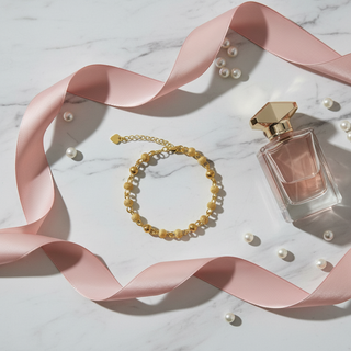 Gouden bolletjes armband flat lay luxe satijn