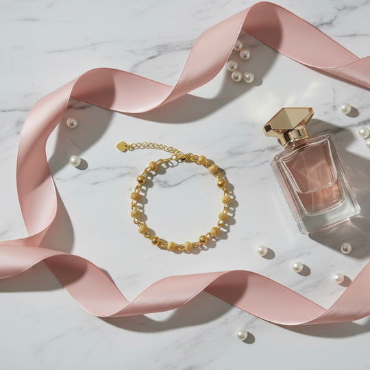 Gouden bolletjes armband flat lay luxe satijn