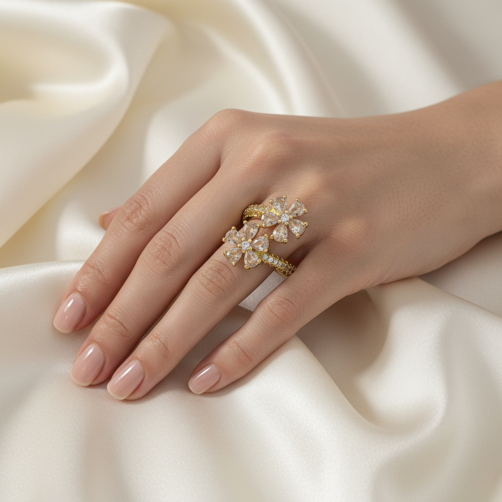 Model draagt dubbele bloem ring goud