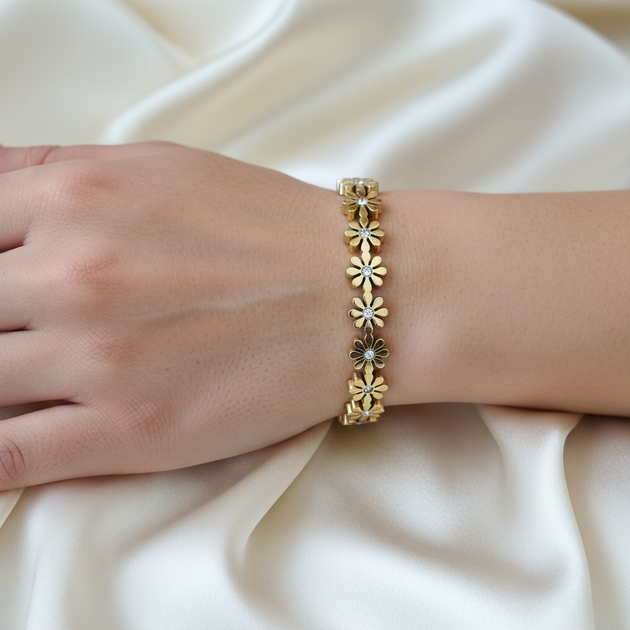 Model draagt bloemen armband zirkonia