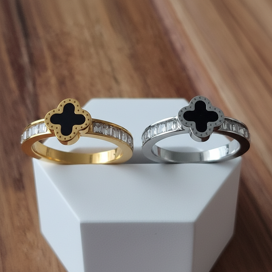 Close-up detail zwarte emaille en zirkonia goud en zilver