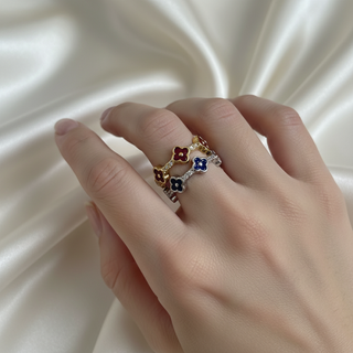 Model draagt goud en zilver klavervier ringen