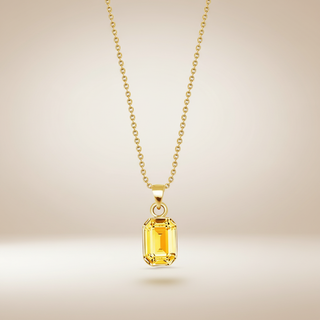 Gouden ketting met gele kristal hanger zwevend