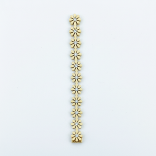 Gouden bloemen armband plat gelegd overzicht