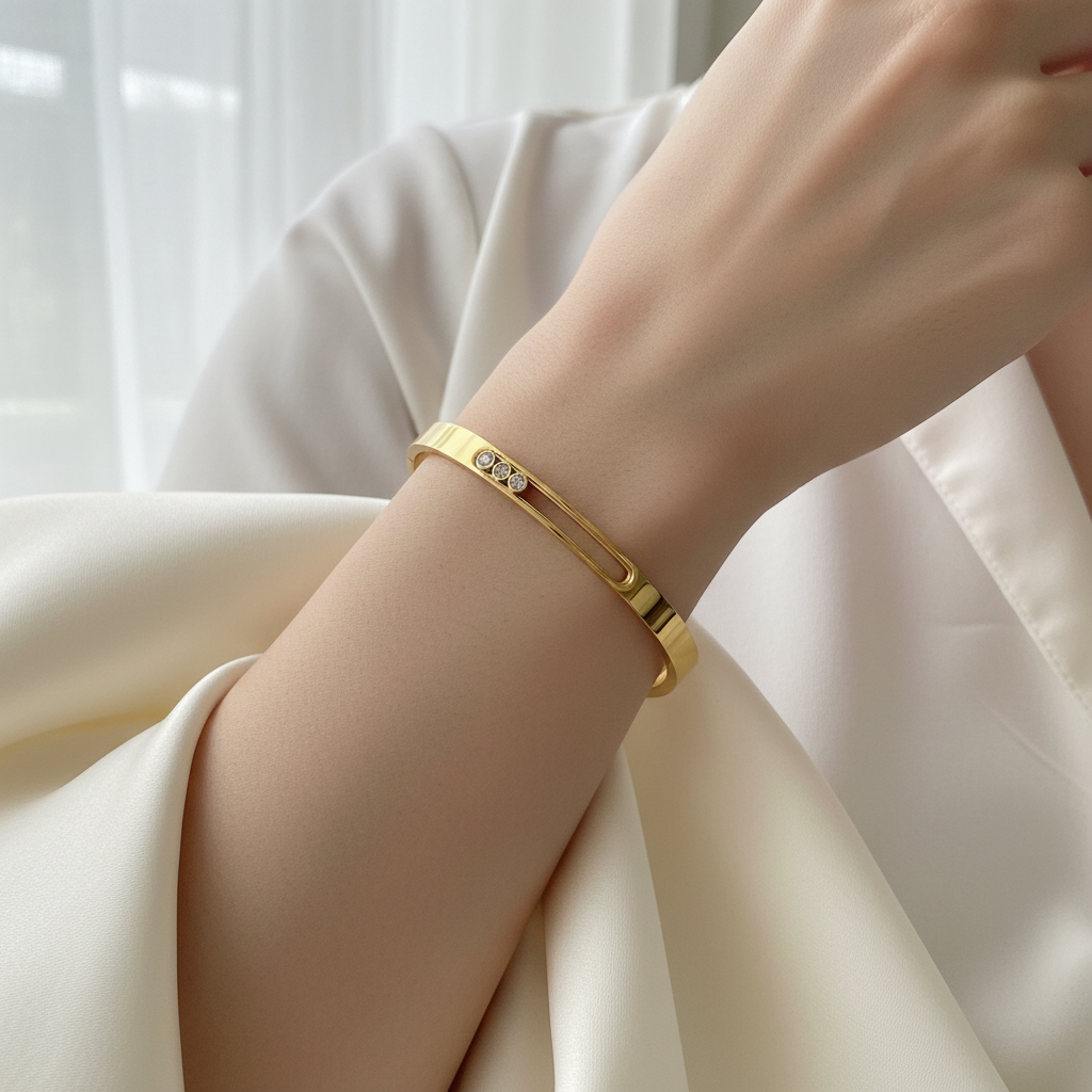 Gouden bangle armband 3 zirkonia zijde