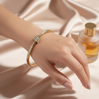 Gouden nagel bangle armband zirkonia lifestyle