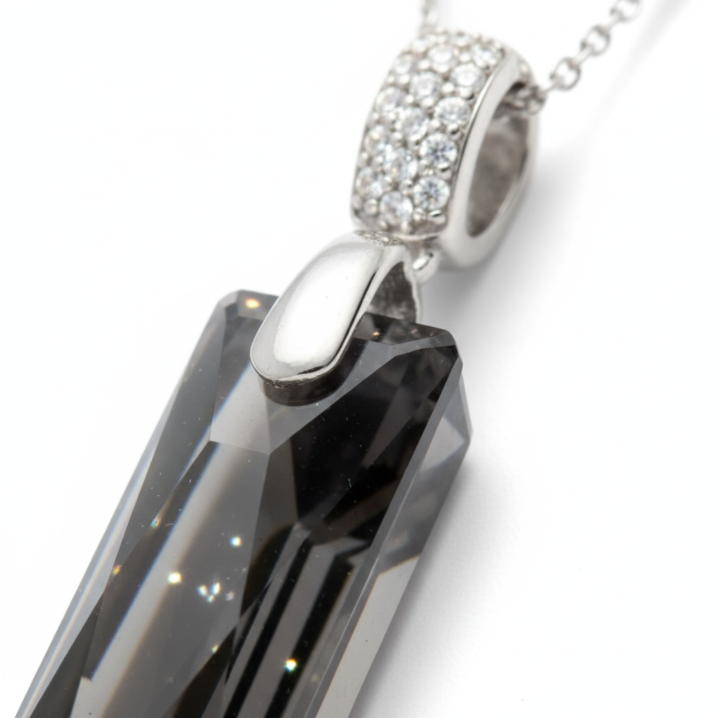 Close-up detail zwart kristal met zirkonia