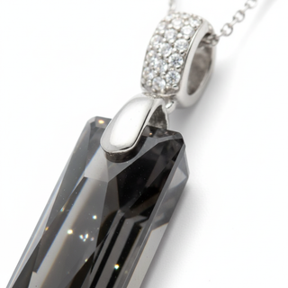 Close-up detail zwart kristal met zirkonia