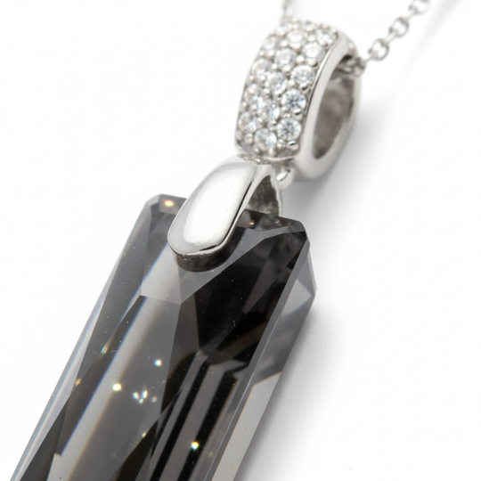 Close-up detail zwart kristal met zirkonia
