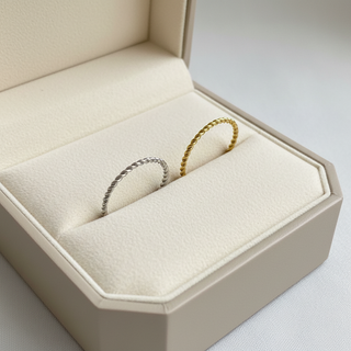 Beide kleuren rope ringen in luxe sieradendoos