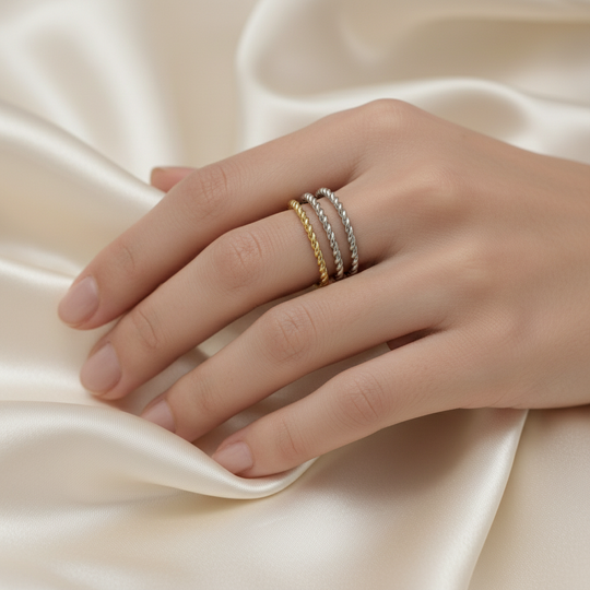 Model draagt zilver en goud twisted rope ringen