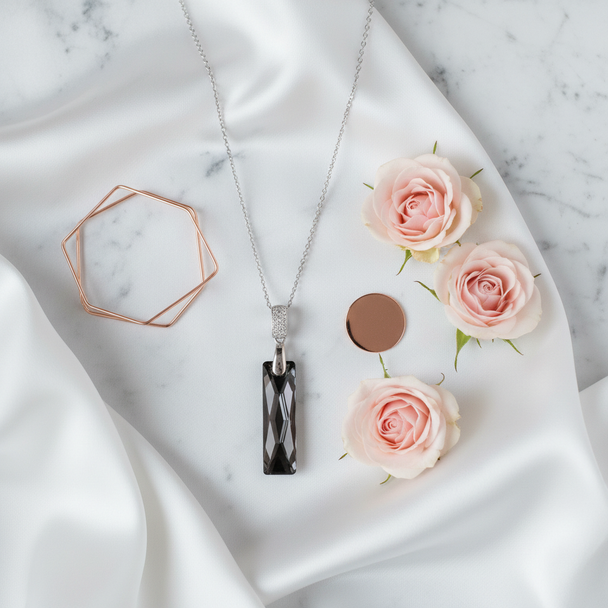 Zwarte kristal ketting flatlay styling met luxe elementen
