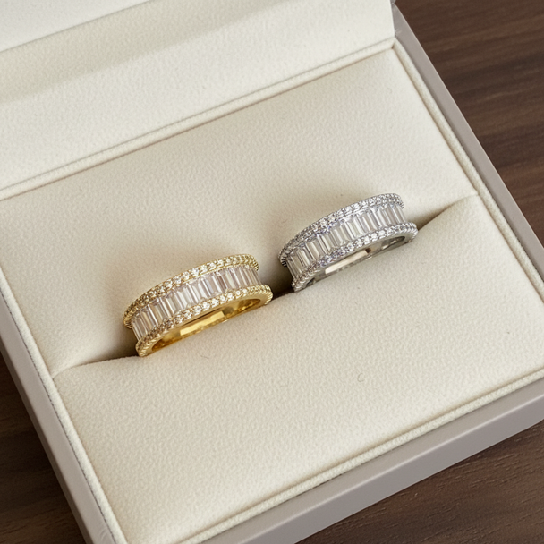 Beide kleuren baguette ringen in luxe sieradendoos