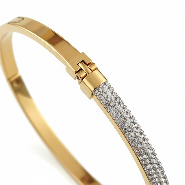 Close-up gouden bangle armband zirkonia detail
