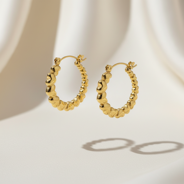 Gouden creool oorbellen met hartjes zwevend