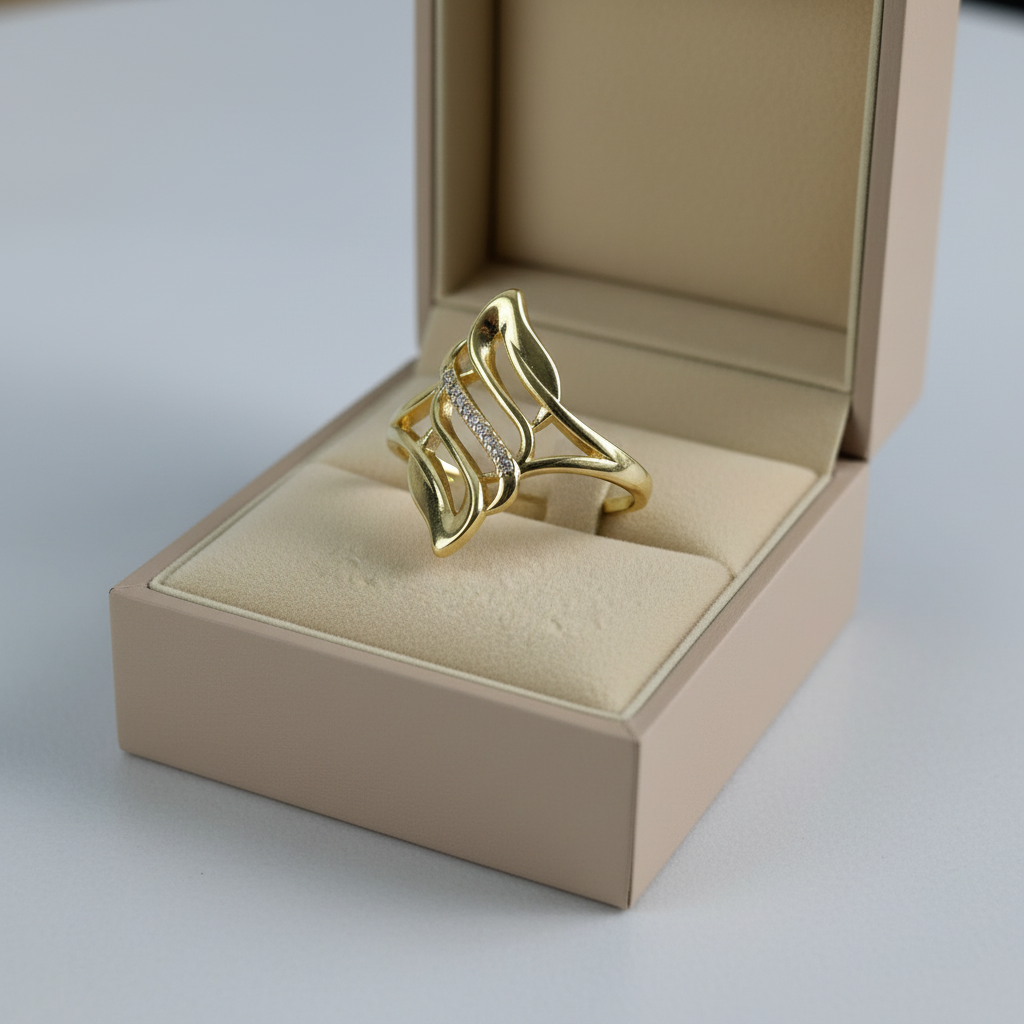 Gouden ring met steentjes in luxe sieradendoos zonder logo