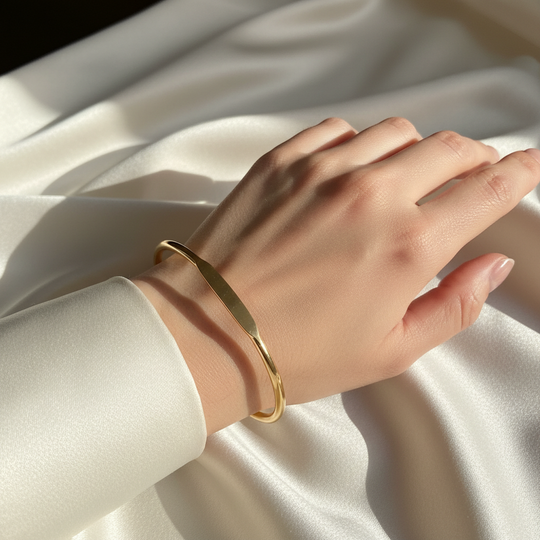 Model draagt open manchet armband bolletjes