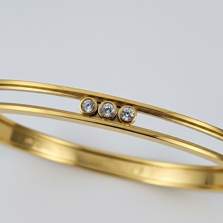 Gouden bangle armband 3 zirkonia close-up