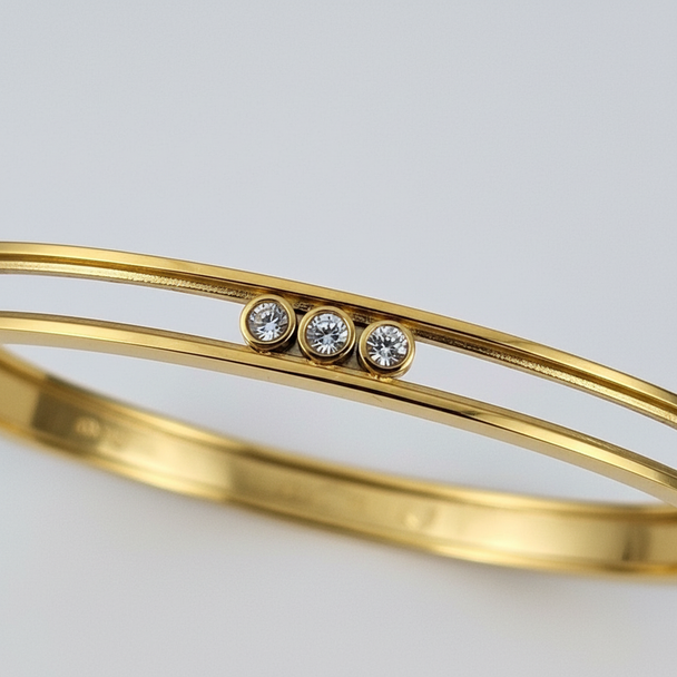 Gouden bangle armband 3 zirkonia close-up