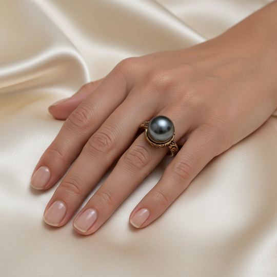 Model draagt vintage ring met blauwe parel