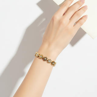 Elegante hand met gouden bloemen armband