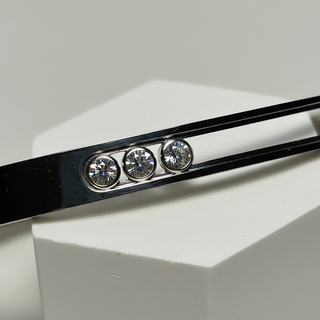 Zilveren bangle armband 3 zirkonia close-up