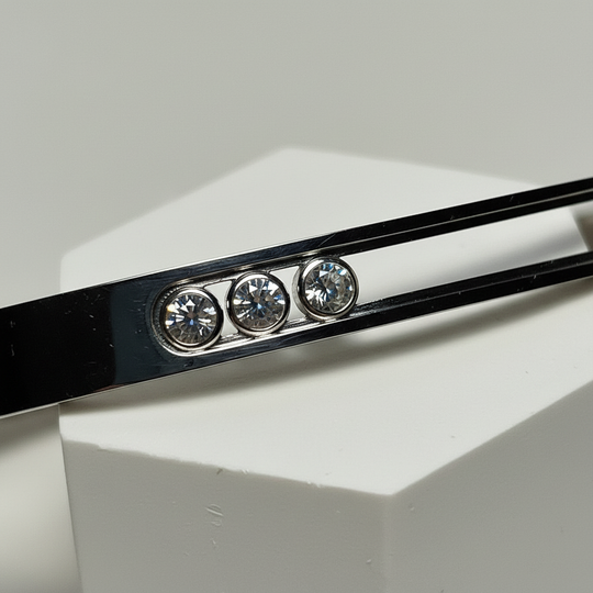 Zilveren bangle armband 3 zirkonia close-up