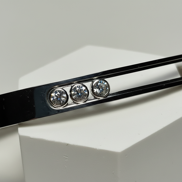 Zilveren bangle armband 3 zirkonia close-up