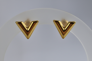 Detail shot V-vormige oorknopjes goud