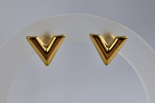 Detail shot V-vormige oorknopjes goud