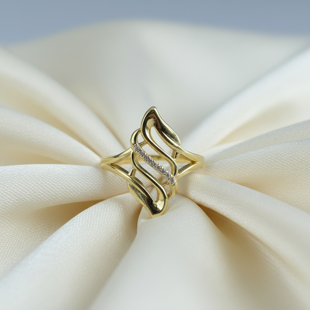 Elegante ring op satijn achtergrond