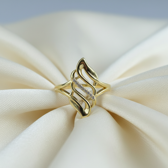Elegante ring op satijn achtergrond