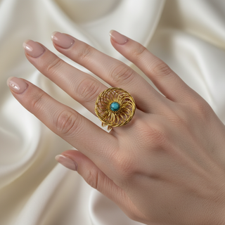 Model draagt vintage nautilus ring verstelbaar