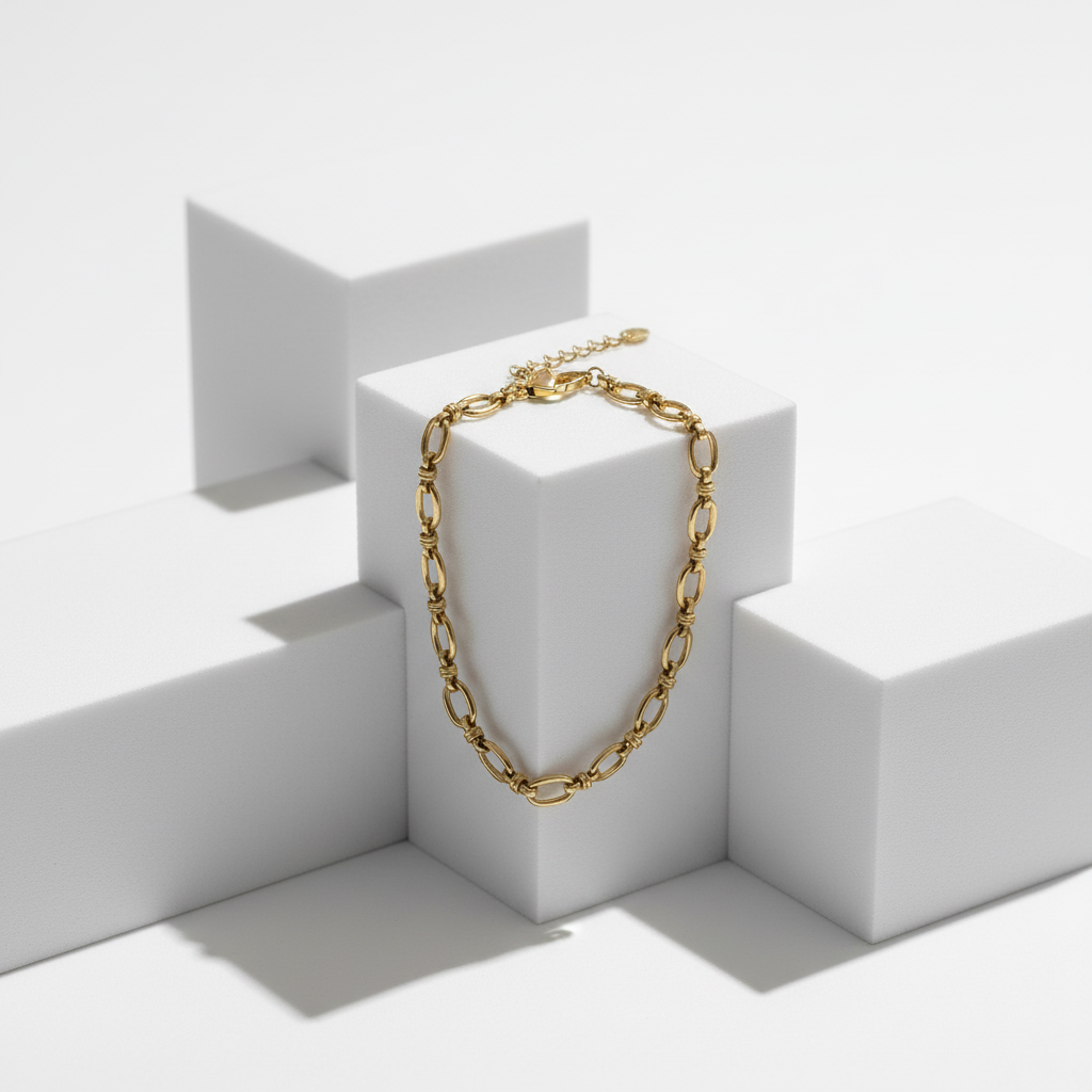 Schakelarmband op geometrisch podium