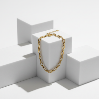 Schakelarmband op geometrisch podium