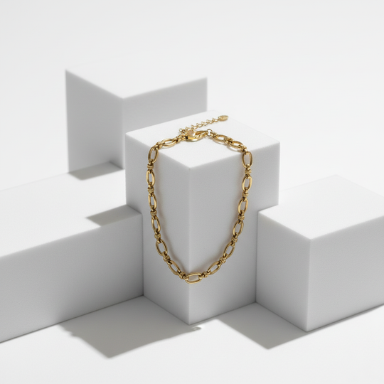 Schakelarmband op geometrisch podium