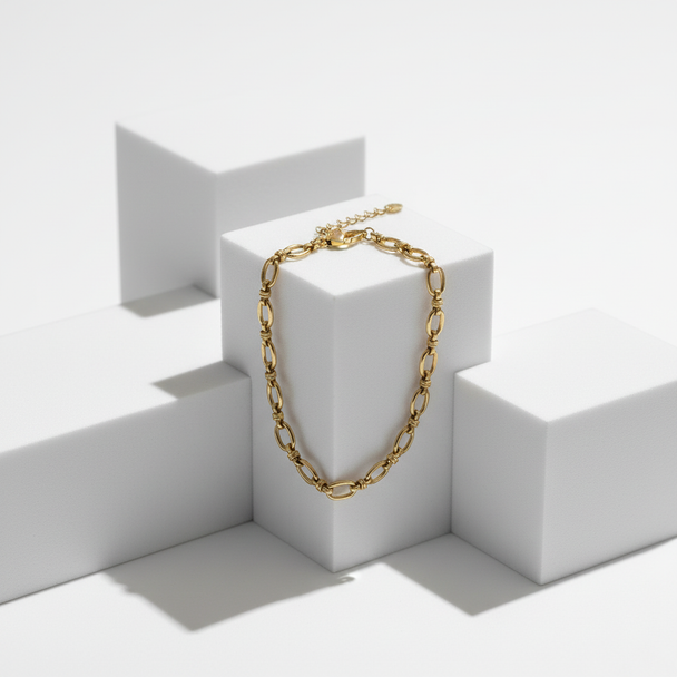 Schakelarmband op geometrisch podium