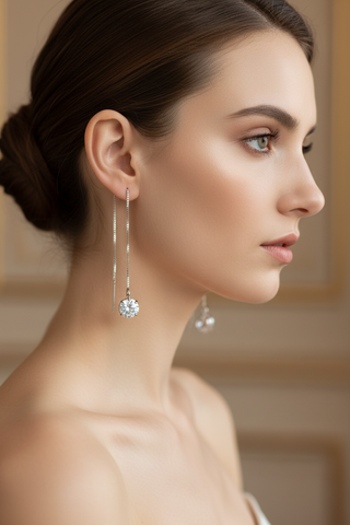 Model draagt zilveren doortrek oorbellen met zirkonia
