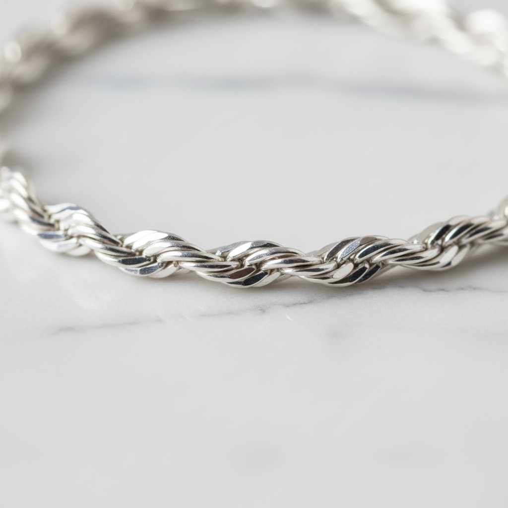 Close-up detail zilver koord ketting diamond cut