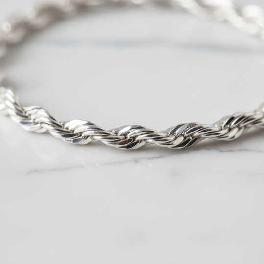 Close-up detail zilver koord ketting diamond cut